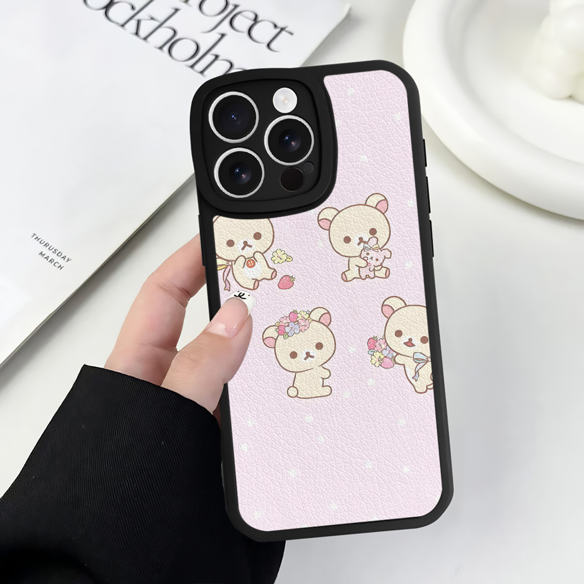 （画像用） リラックマ リラックマ キイロイトリ Rilakkuma Korilakkuma Kiiroitori 【iPhone 16シリーズ対応】シリコンスマホケース（レザー調） 材質：シリコン